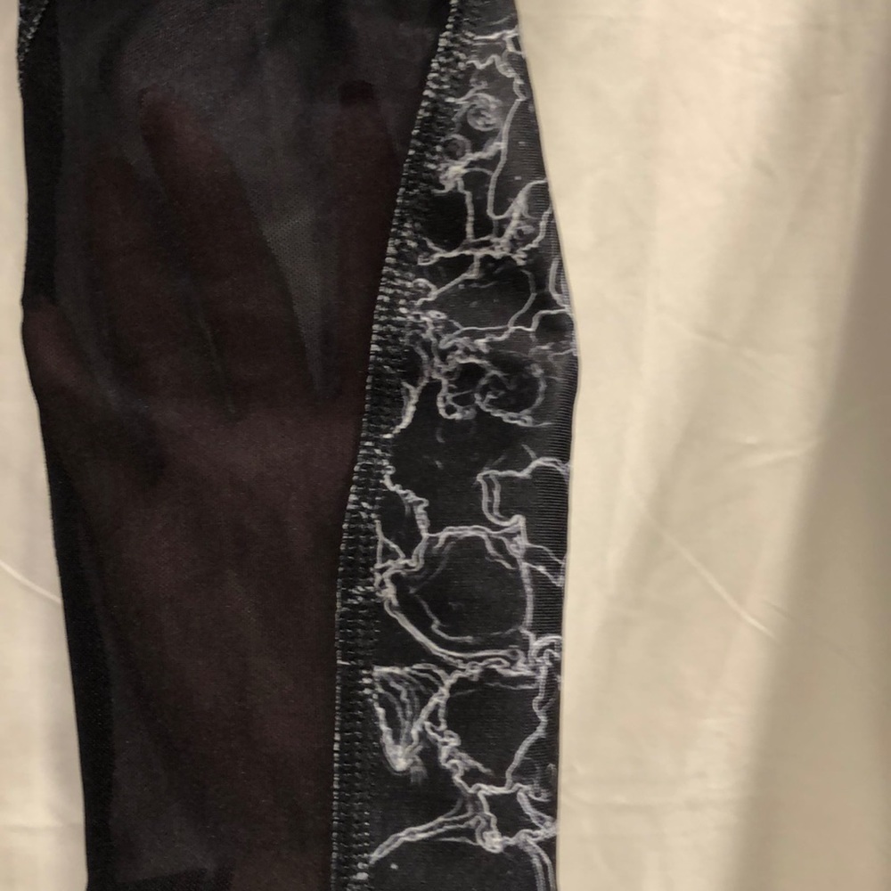 NWT UA Heatgear Midrise Capris Leggings - Picture 4 of 4